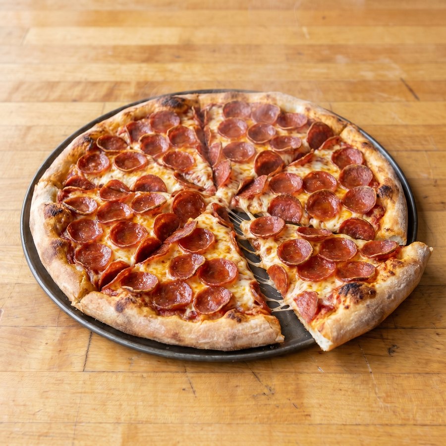 Hot cooked pepperoni pizza
